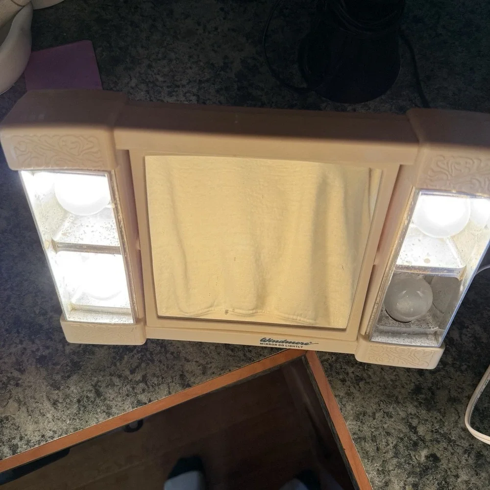 Windmere  Lighted Beige Vintage Tabletop Make-up Mirror Rectangular